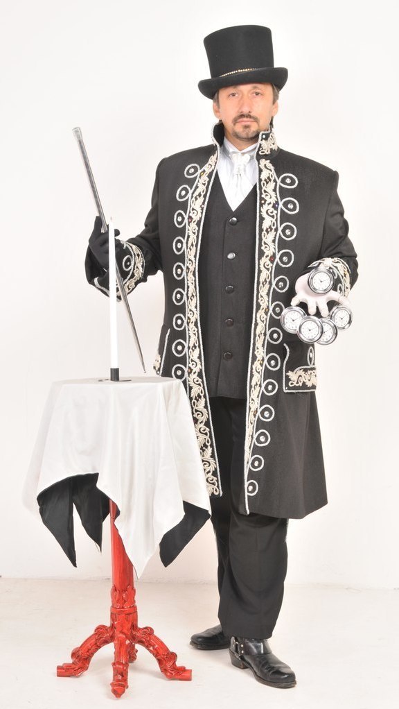 Фокусник перед зрителями САЛОННАЯ МАГИЯ