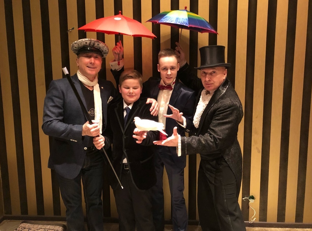 Рука фокусника со шляпой и зайцем Рука фокусника