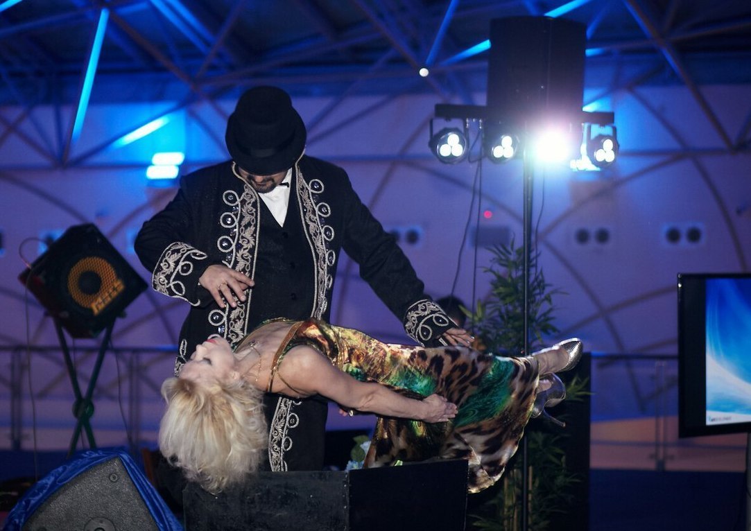 Удивленная девушка Девушка