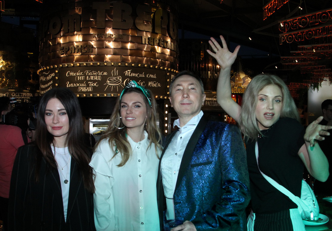 Фокусник и гости на юбилее Фокусник и гости