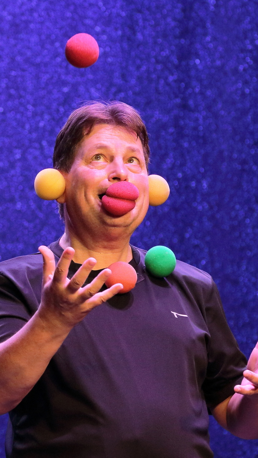 Фокусник с гостями КОМИЧЕНСКАЯ МАГИЯ